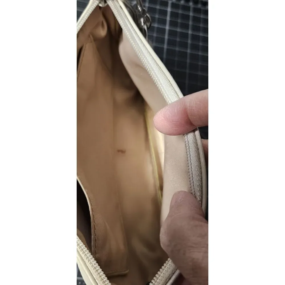 COACH Off white/Ivory  leather‎ upper Clutch handbag pleated 9